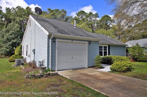 4 Abbey Ct, Lacey, NJ 08731-5604