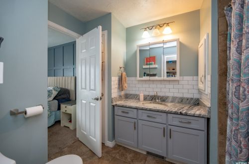 1367 Little Crk Dr, Taylorsville UT 84088-6544 exterior