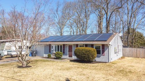 32 Meeting House Ln, Gales Ferry, CT 06339-1719