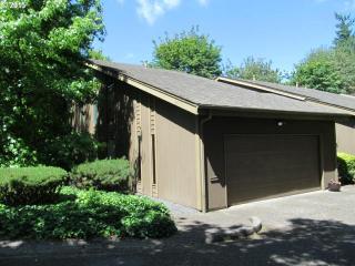 10511 Crystal Lake Ln, Portland, OR 97222-7525