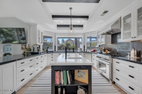 29402 Deerview Ct, Calabasas, CA 91301-4439
