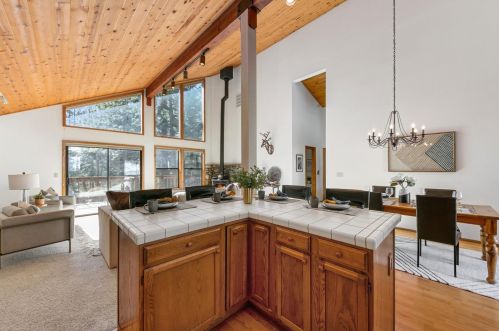 11400 Sitzmark Way, Truckee CA  96161-6129 exterior