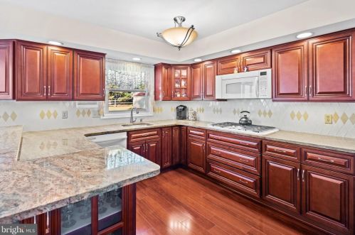 16 Ronit Dr, Trenton NJ 08628-2225 exterior