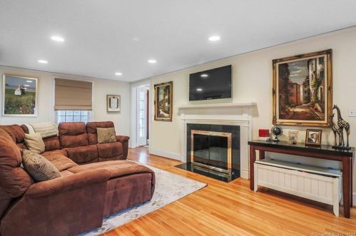 1031 North St, Greenwich CT  06831-2701 exterior