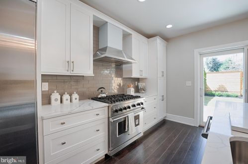 950 Front St, Philadelphia PA 19147-0043 exterior