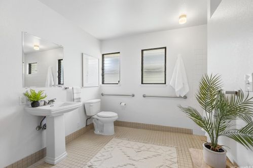 3248 Castle St, Honolulu HI  96815-3829 exterior