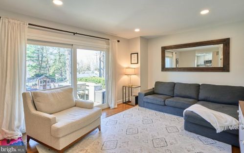 3802 Moss Dr, Annandale, VA 22003-1917
