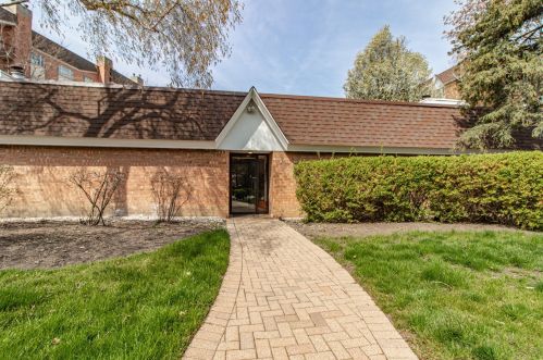 203 Rivershire Ln, Half Day, IL 60069-3806