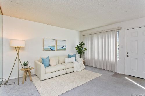 1086 Kumukumu St, Honolulu, HI 96825-2621