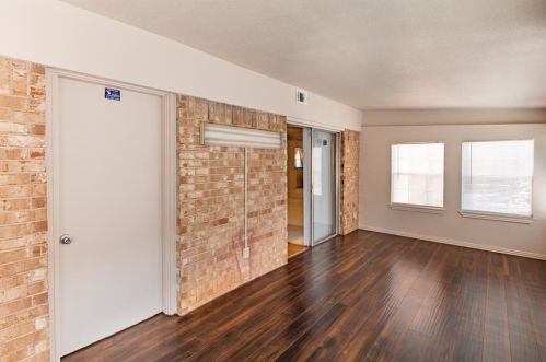 1808 Lake Shore Ct, Fort Worth TX  76103-1512 exterior