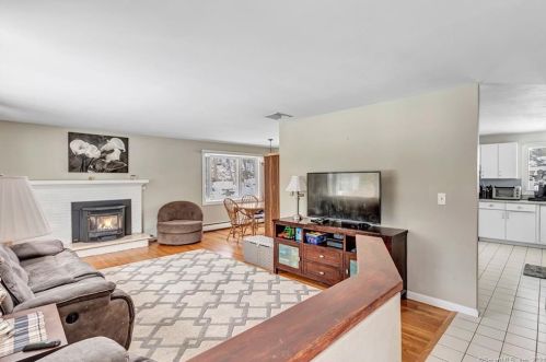 22 Cold Spring Cir, Huntington, CT 06484-4805