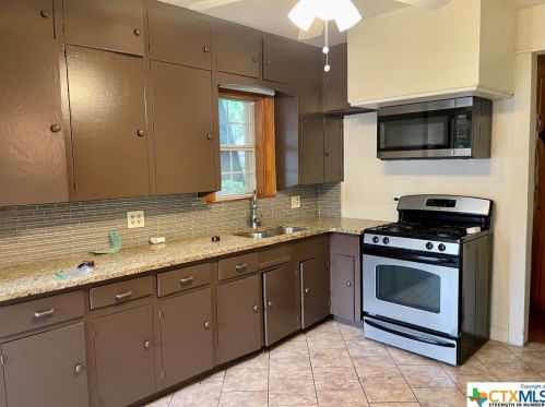709 Krezdorn St, Seguin TX  78155-3249 exterior