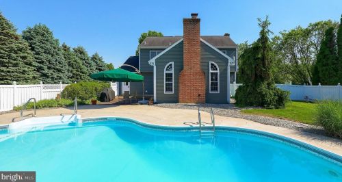 1809 Krystle Dr, Lancaster PA  17602-4143 exterior