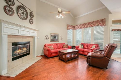 1742 Auburn Dr, Carrollton TX 75007-1452 exterior