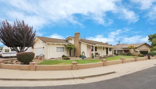 1121 Junewood Dr, Lodi, CA 95242-2327