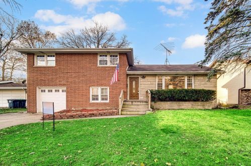 250 Crestwood Dr, Hobart, IN 46342-3902