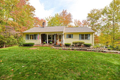 35 Glen Dr, Hudson, NH 03051-4427