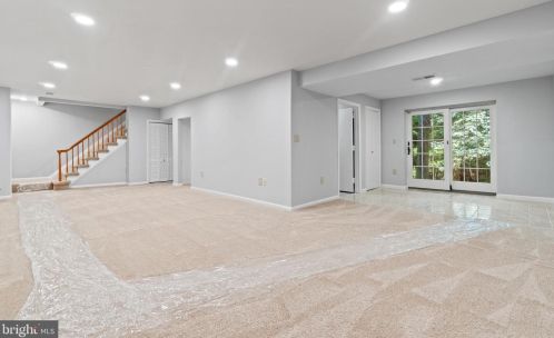 5835 Oakland Park Dr, Springfield VA  22015-2438 exterior