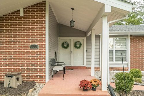 2221 Bentley Manor Dr, Fenton, MO 63026-2109