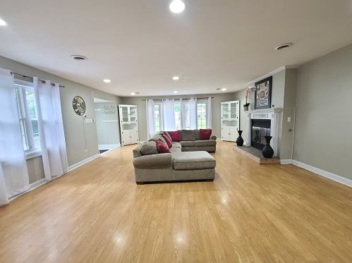 10409 83rd Ave, Palos Hills, IL 60465-1852