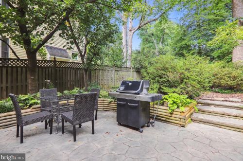 1221 Pinecrest Cir, Silver Spring MD 20910-1626 exterior