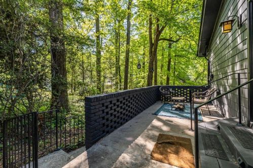 546 Allen Rd, Atlanta GA  30324-5136 exterior