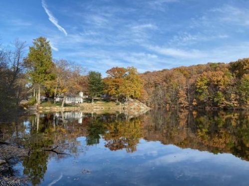 257 Hudson Ave, Hopatcong, NJ 07843-1709