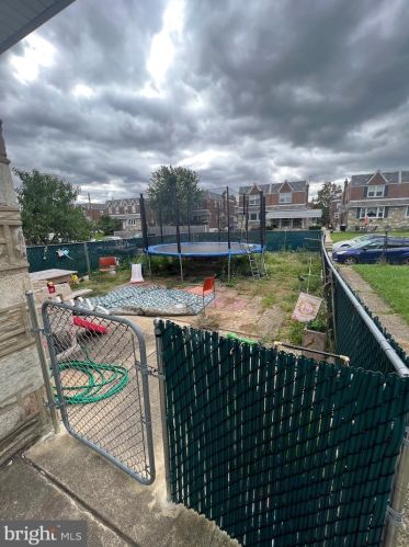 921 Friendship St, Philadelphia, PA 19111-4104