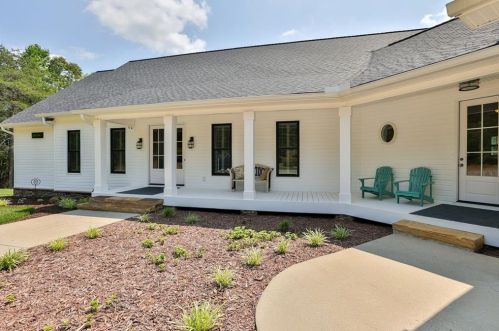 5621 Wg Robinson Rd, Gainesville, GA 30506-2467