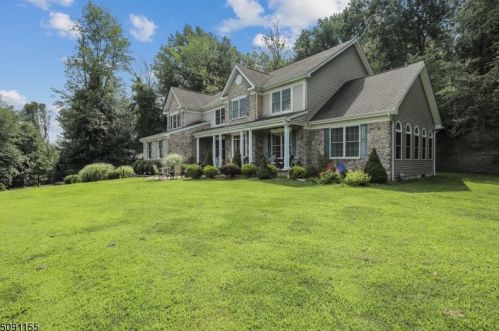 5 Poplar Ct, Dover, NJ 07869-2429