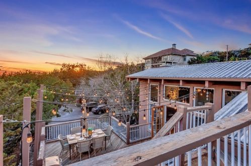 7037 Comanche Trl, Austin TX  78732-1006 exterior