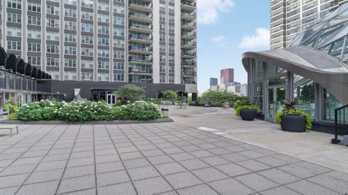 400 Randolph St, Chicago IL  60601-7313 exterior