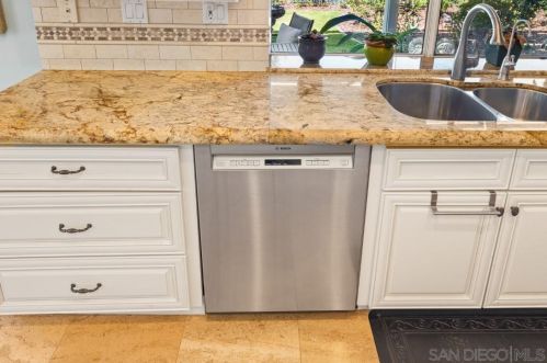 1597 Parkview Dr, Vista CA  92081-8750 exterior