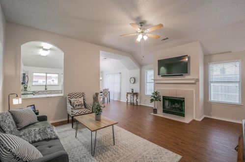 7313 Blackhawk Ct, Fort Worth, TX 76180-6381