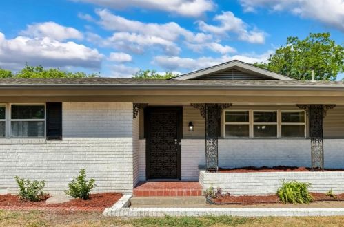 4516 Rolling Hills Dr, Fort Worth TX  76119-4558 exterior
