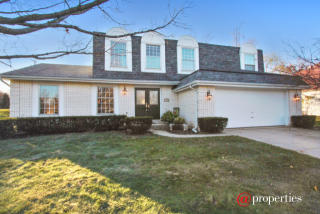 1209 Claridge Dr, Green Oaks, IL 60048-1242