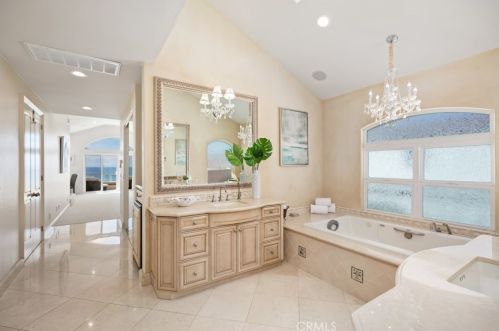 1610 Pacific Coast Hwy, Huntington Beach CA  92648-4434 exterior