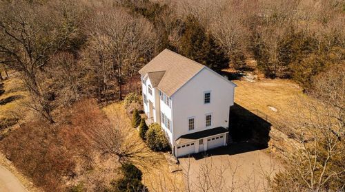 100 Cali Dr, Huntington, CT 06484-3515