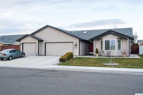 8003 Zayas Dr, Pasco, WA 99301-7944