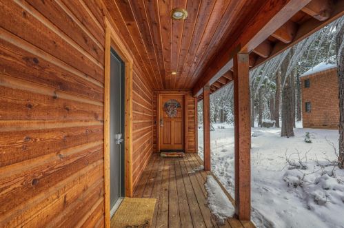 12555 Hillside Dr, Truckee CA  96161-6330 exterior