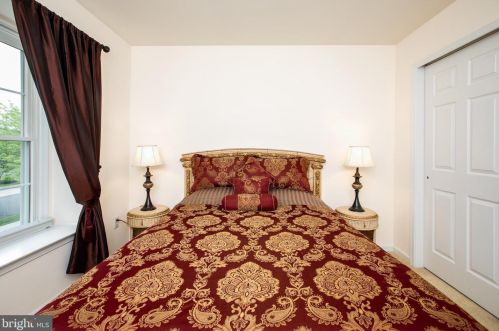 9 Nestlewood Way, Princeton NJ  08540-6132 exterior