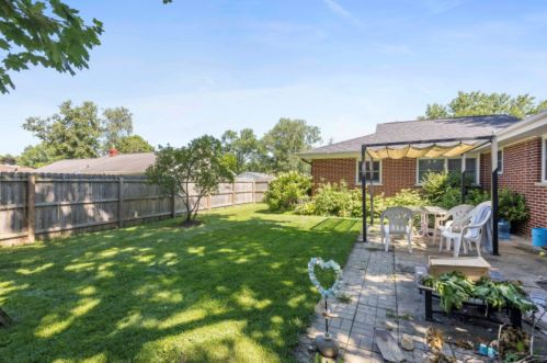 138 Thomas Dr, Sycamore IL  60178-1123 exterior