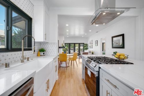 1350 Carlton Dr, Glendale CA  91205-1421 exterior