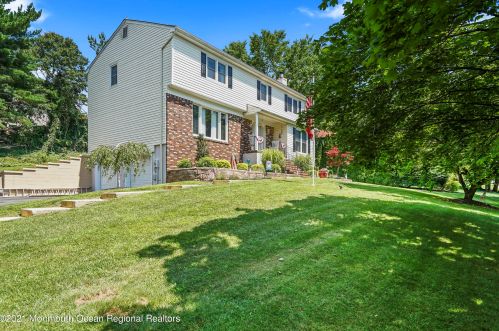 41 Stonehenge Dr, Tinton Falls, NJ 07712-3343