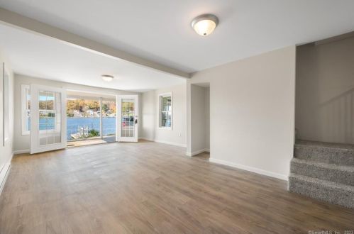25 Cove St, Niantic, CT 06357-2656