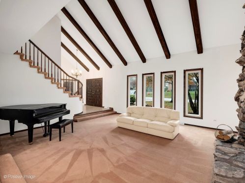 8485 Clynderven Rd, Willowbrook IL  60527-8363 exterior