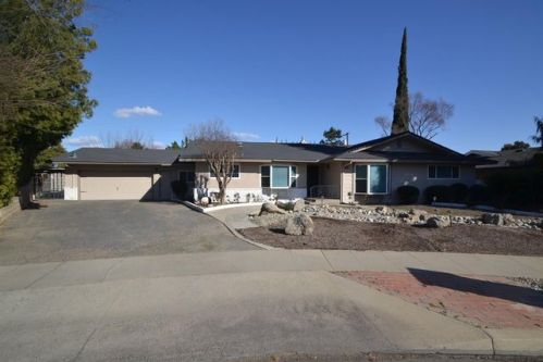 6126 Bungalow Ln, Fresno, CA 93704-1520