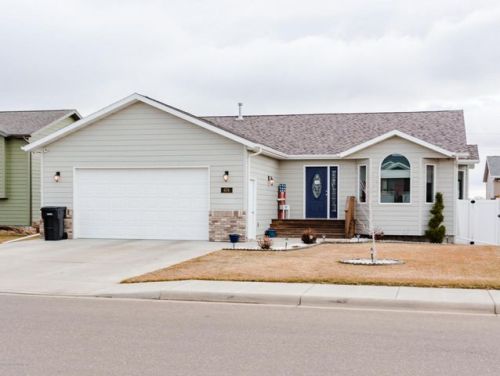 674 17th Ave, Dickinson, ND 58601-3742