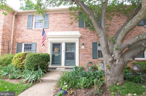8322 Darlington St, Springfield, VA 22152-1167