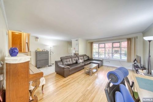 4 Center St, Cresskill, NJ 07626-2245